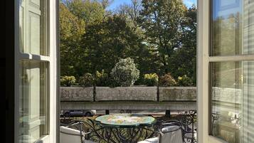 Suite Eksekutif, pemandangan kebun | 2 kamar tidur, seprai premium, minibar, dan brankas