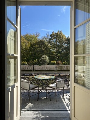 Executive Suite, Garden View | Premium bedding, minibar, in-room safe, soundproofing