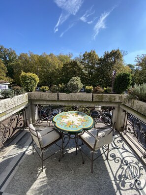 Suite ejecutiva, vista al jardín | Terraza o patio