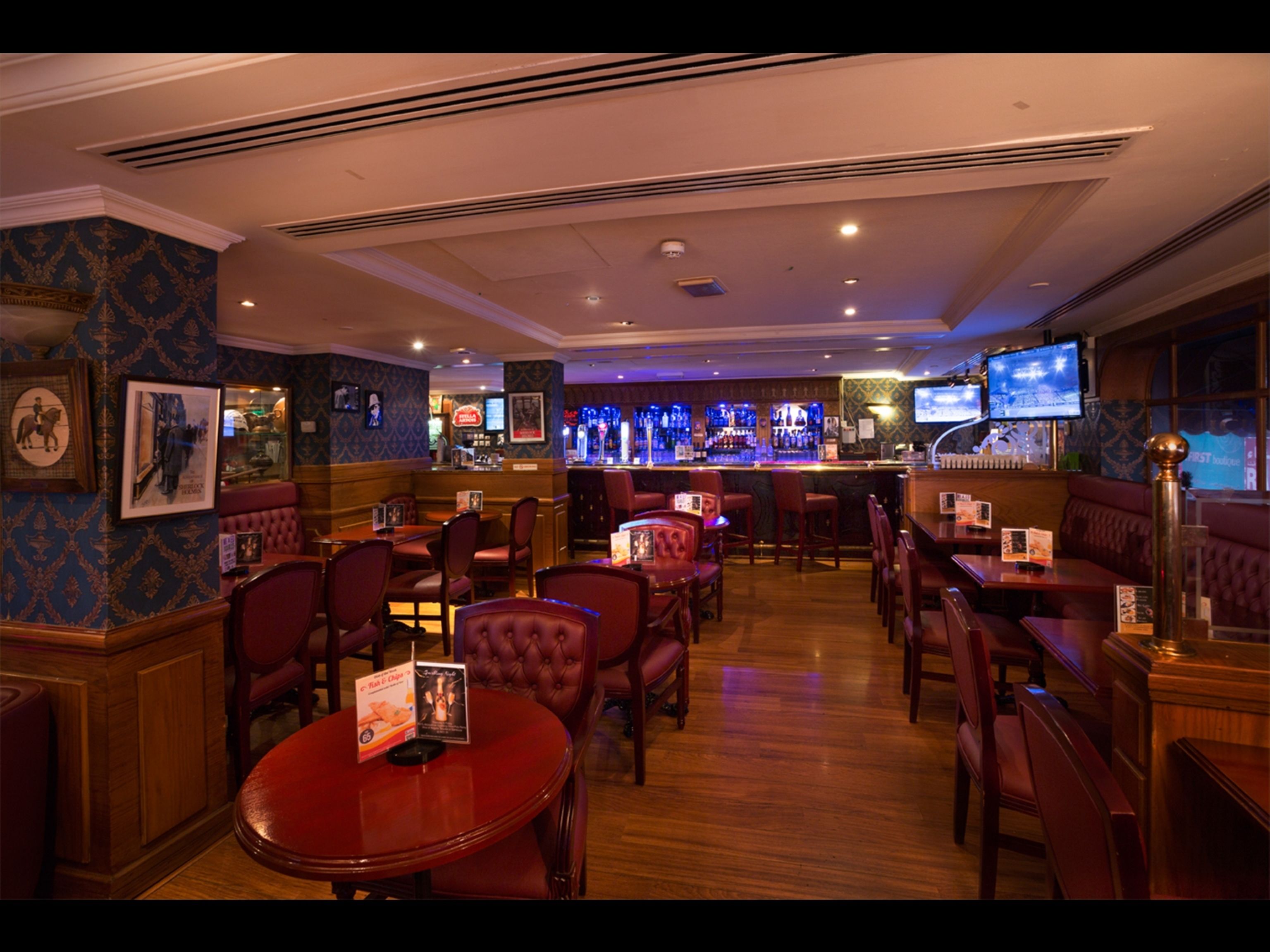 3 bars/lounges, pub, lobby lounge