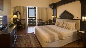 Luxe beddengoed, een minibar, een kluis op de kamer, een bureau