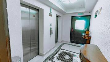 Combined shower/bathtub, free toiletries, hair dryer, towels