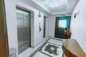 Combined shower/bathtub, free toiletries, hair dryer, towels - Panorama Deira (Dubai)