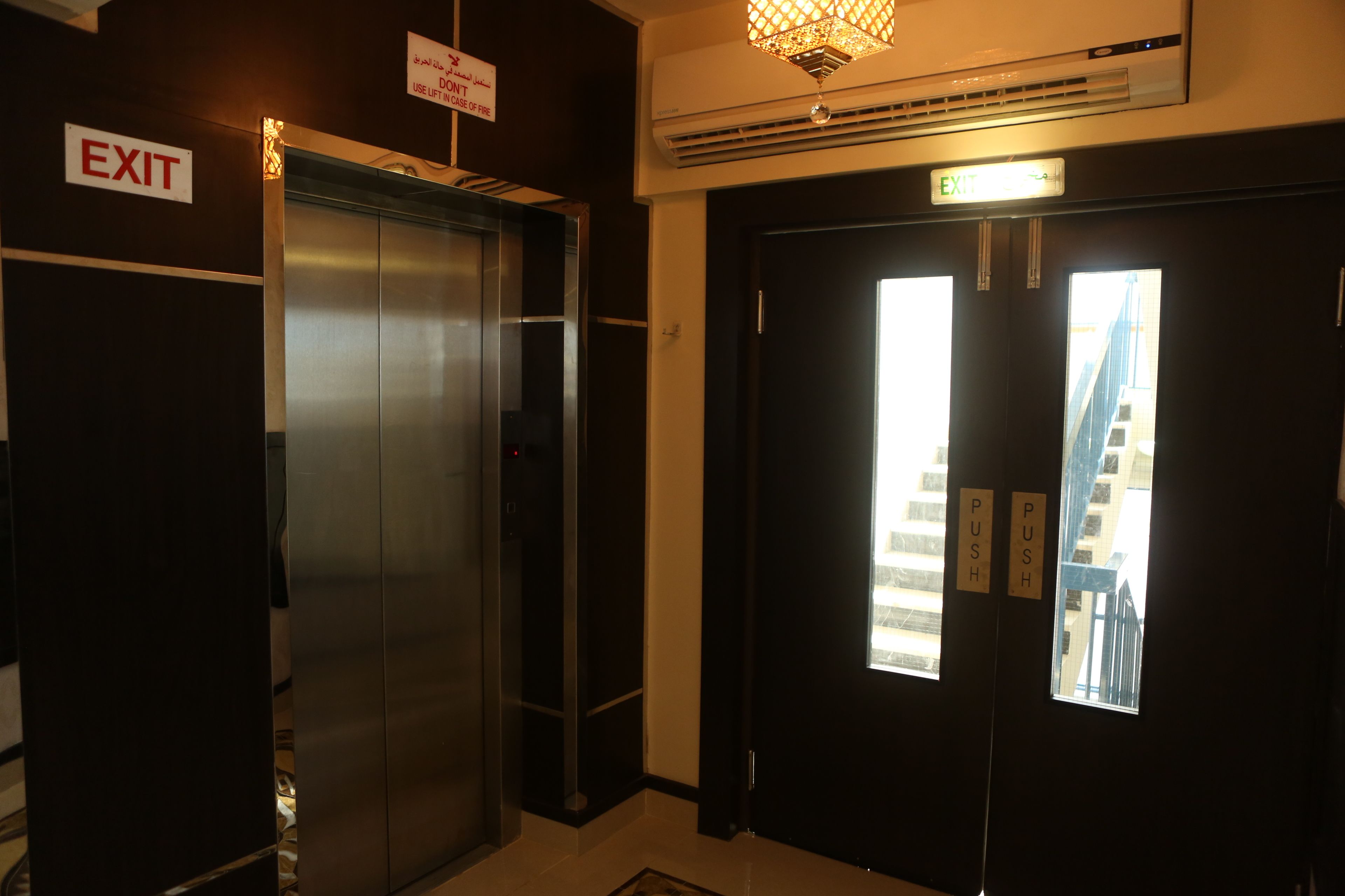 งานแต่งงานในร่ม