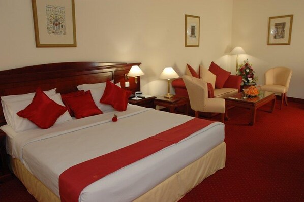 Executive Double Room | Minibar, in-room safe, desk, iron/ironing board