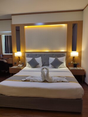 Minibar, in-room safe, desk, iron/ironing board - York International (Dubai)
