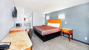 Standaard kamer, 1 kingsize bed, niet-roken (room layout subject to availability) | 1 slaapkamer, luxe beddengoed, een kluis op de kamer, een bureau