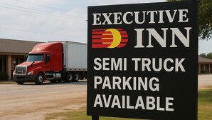 Placa indicando disponibilidade de estacionamento para caminhões de carga no Executive Inn.