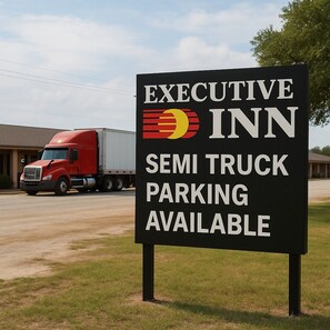 Free self parking - Executive Inn of Hondo (Hondo)