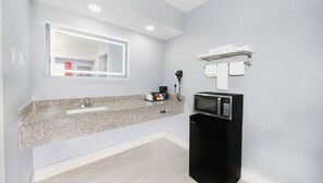 Combined shower/tub, free toiletries, hair dryer, towels - Executive Inn of Hondo (Hondo)