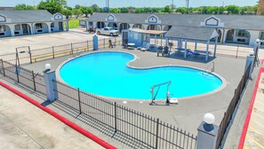 Outdoor pool - Executive Inn of Hondo (Hondo)