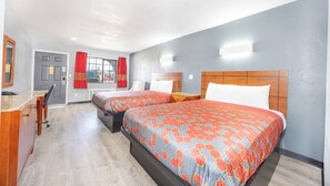 Chambre, 2 grands lits, non-fumeur, réfrigérateur et four à micro-ondes