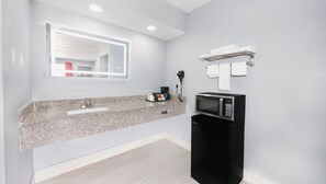 Tina con regadera, amenidades de baño gratuitas, secadora de cabello