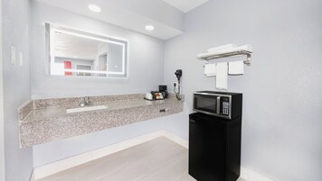 Bañera con ducha, artículos de tocador gratuitos, secador de pelo