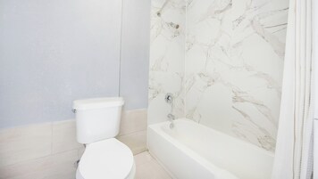 Bañera con ducha, artículos de tocador gratuitos, secador de pelo