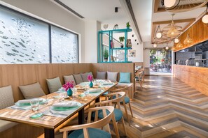 Déjeuner et dîner servis sur place, vue sur le golf