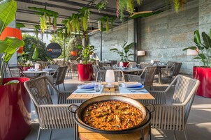 Se sirven almuerzos y cenas, con vista al campo de golf 