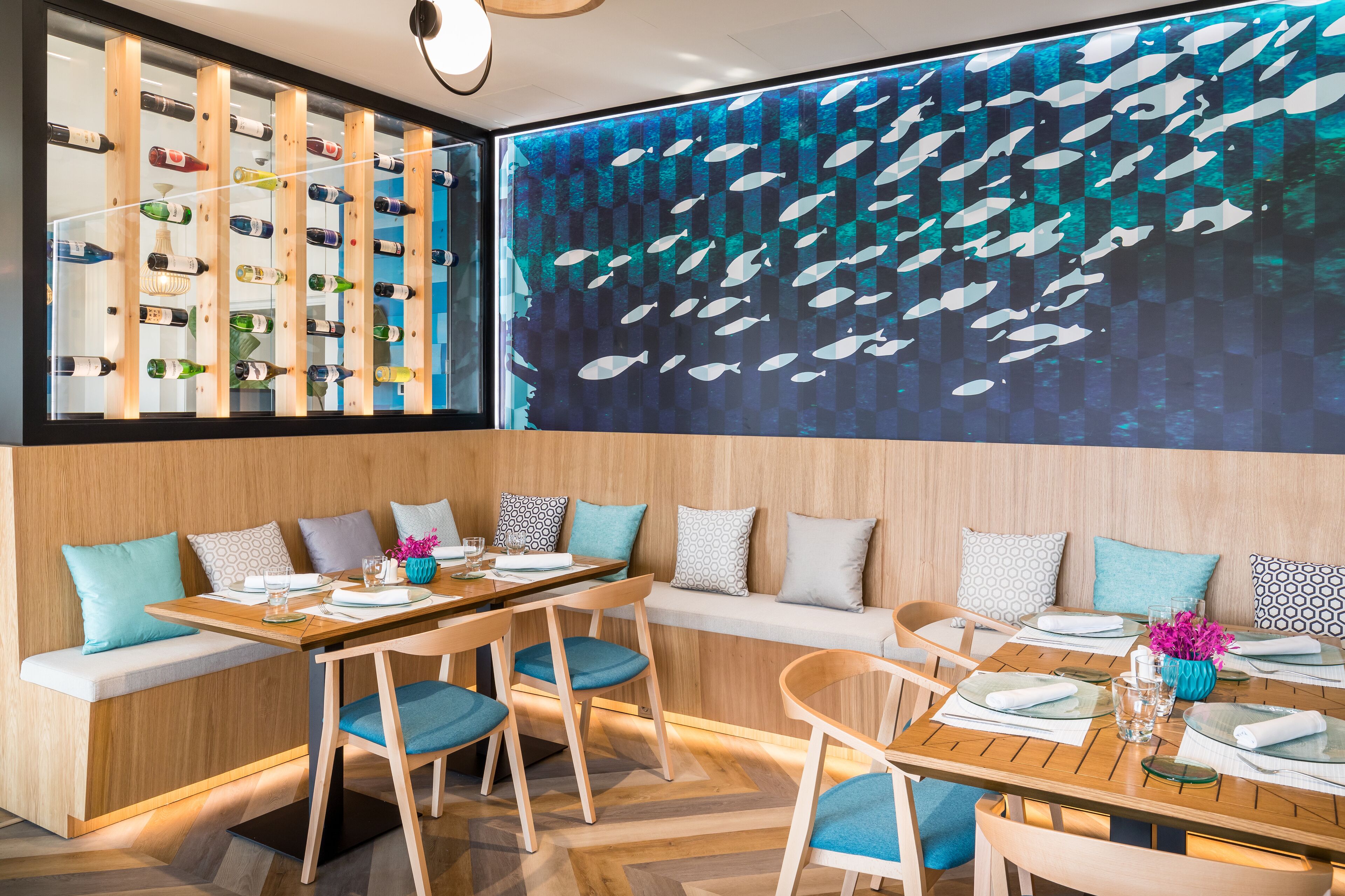 lunch and dinner served, golf course views