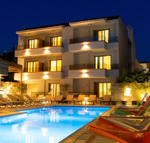 Outdoor pool, pool umbrellas, pool loungers - Bourtzi Hotel (Skiathos)