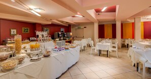 Montaje de bufé con diversos alimentos y una estación de autoservicio.