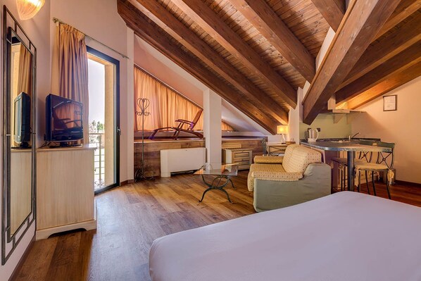 Family Room (with sofa bed) | Minibar, in-room safe, desk, soundproofing - Art & Hotel (Stezzano)