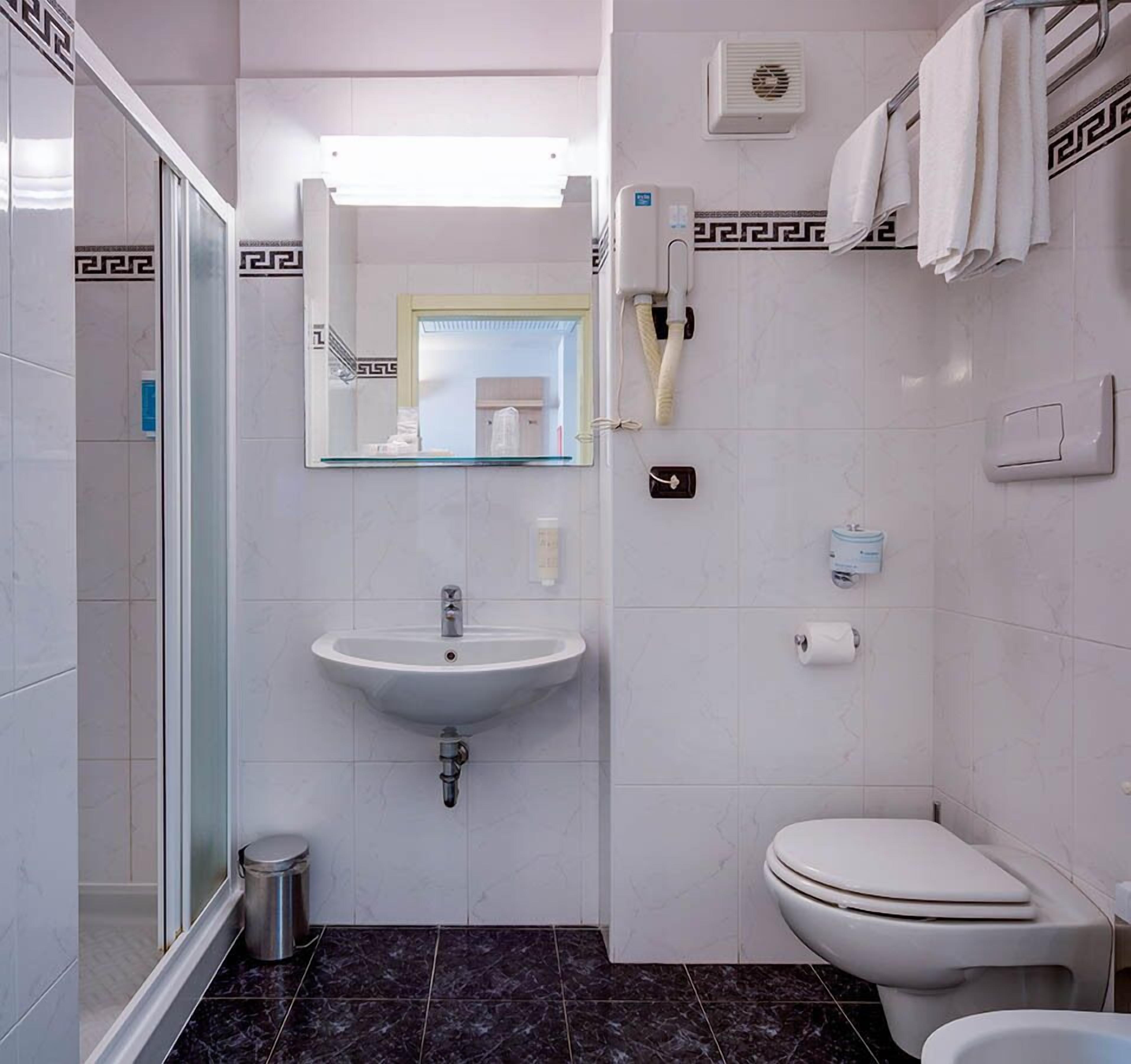 triple room | bathroom | shower, hair dryer, slippers, bidet
