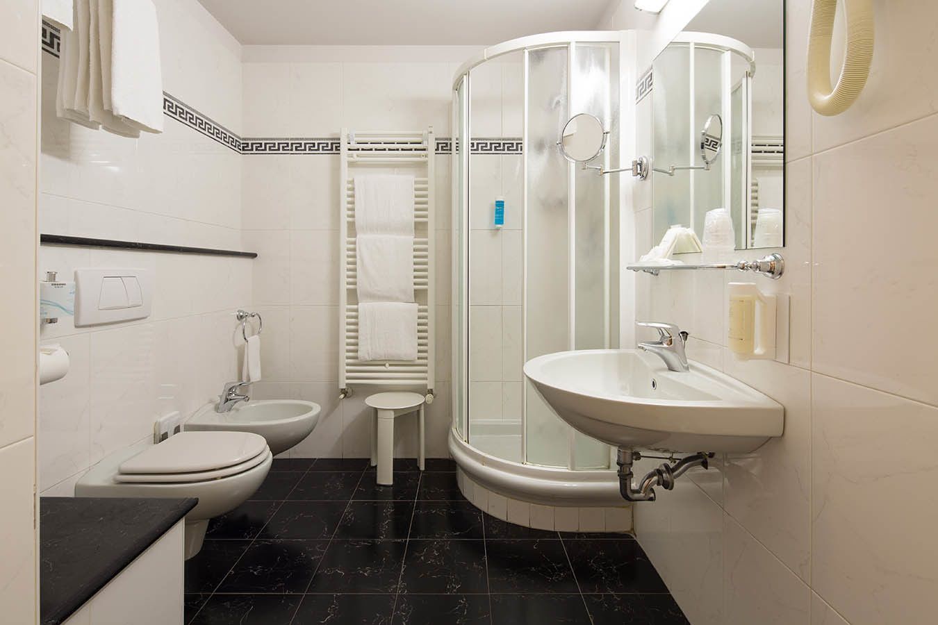 double room | minibar, in-room safe, desk, soundproofing