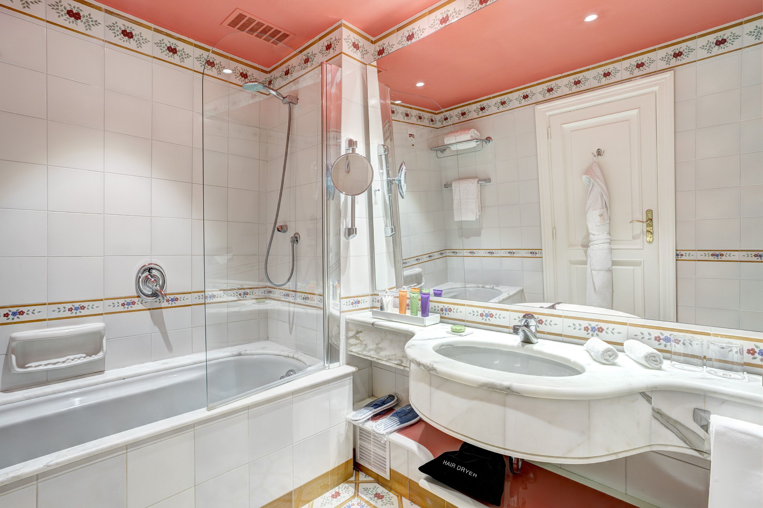 standard double or twin room, balcony | bathroom | free toiletries, hair dryer, bathrobes, slippers