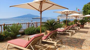 Spiaggia privata, sabbia scura, lettini da mare, ombrelloni