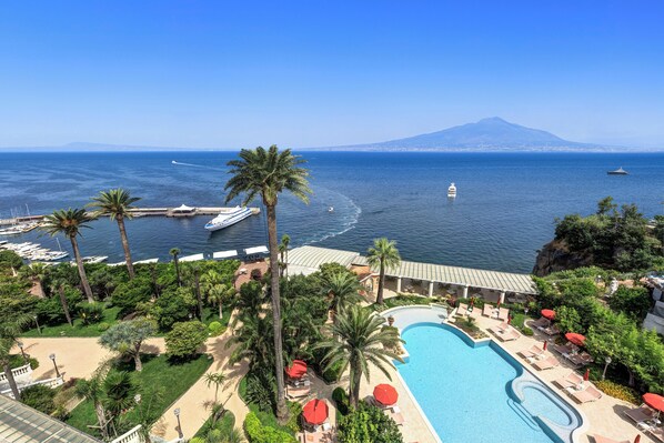 Kamer, 1 twee- of 2 eenpersoonsbedden, balkon, uitzicht op zee | Uitzicht op strand/zee