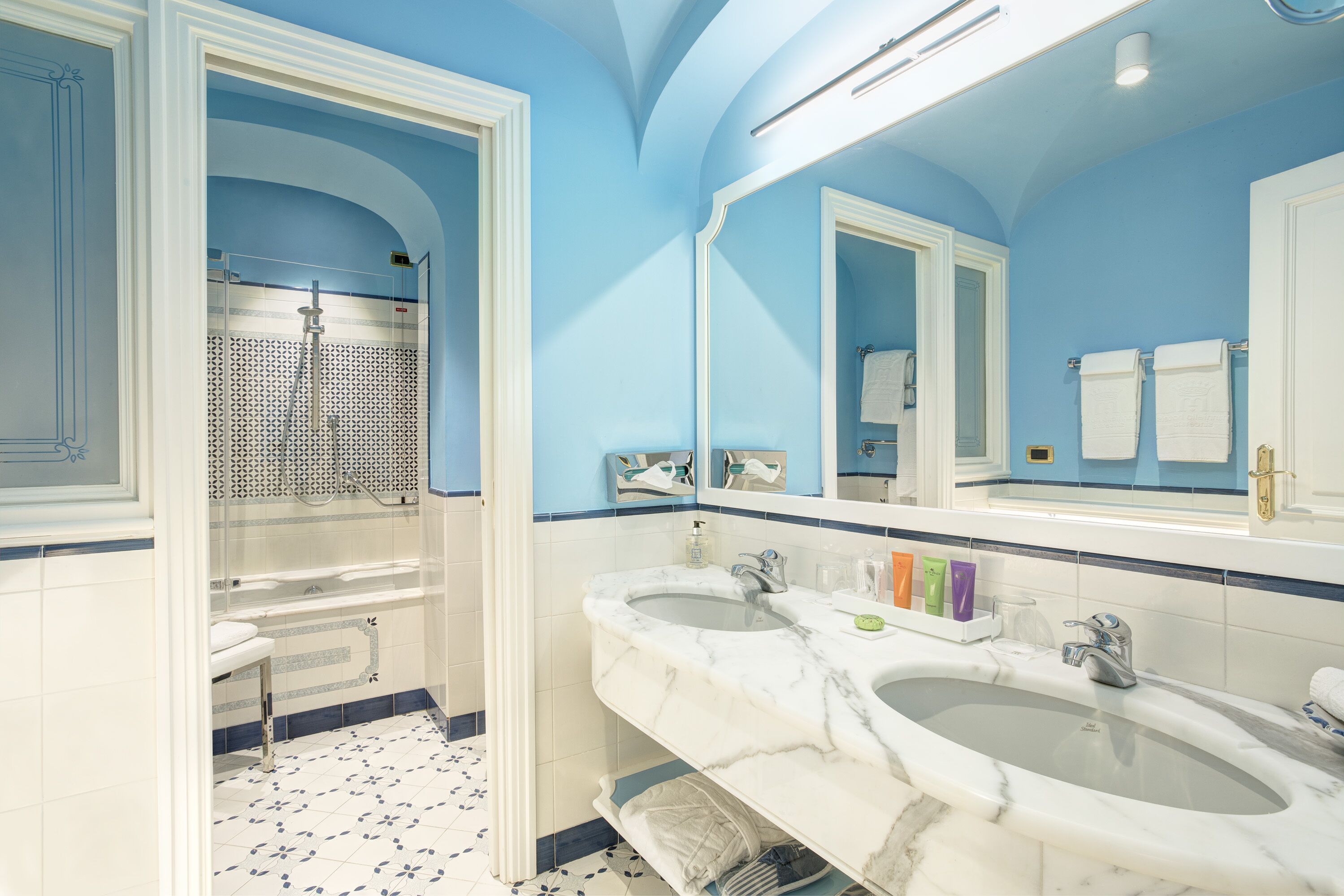 classic double or twin room, balcony, city view | bathroom | free toiletries, hair dryer, bathrobes, slippers