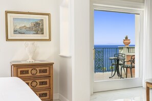 Suite, balkon, uitzicht op zee (Imperial) | Hypoallergeen beddengoed, een minibar, een kluis op de kamer