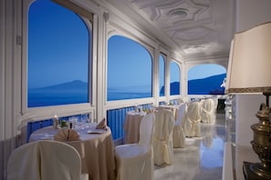 2 restaurantes; se sirven cenas