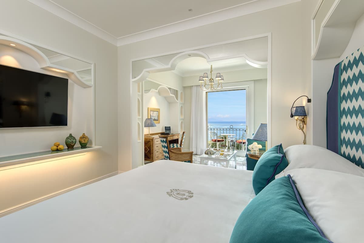 Suite, balkon, uitzicht op zee (Sorrento) | 1 slaapkamer, hypoallergeen beddengoed, een minibar