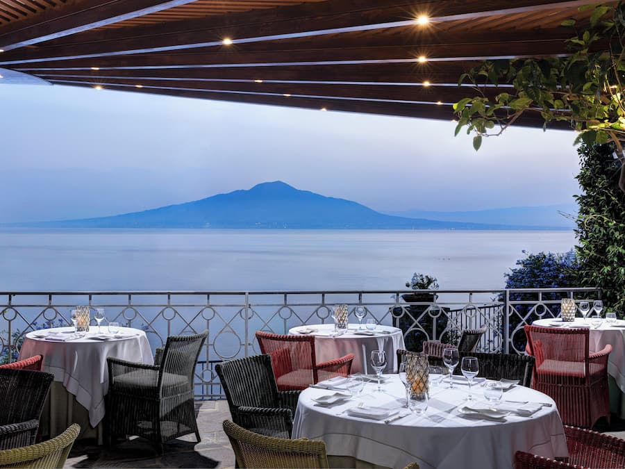 2 restaurants, dinner served