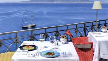 2 restaurantes; se sirven cenas