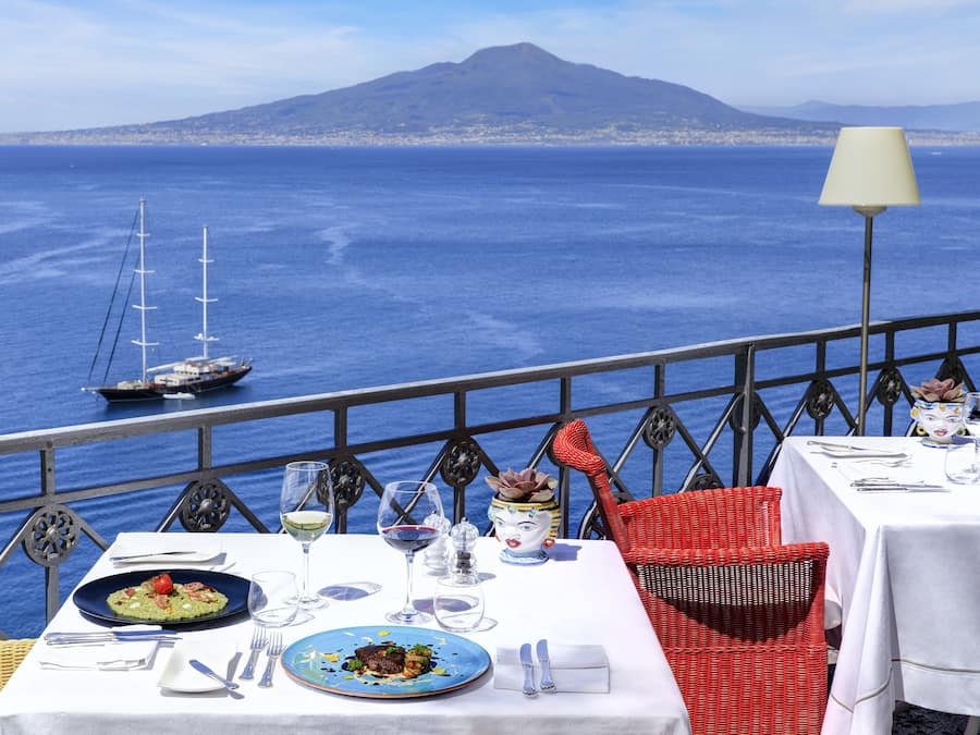 2 restaurantes, é servido jantar