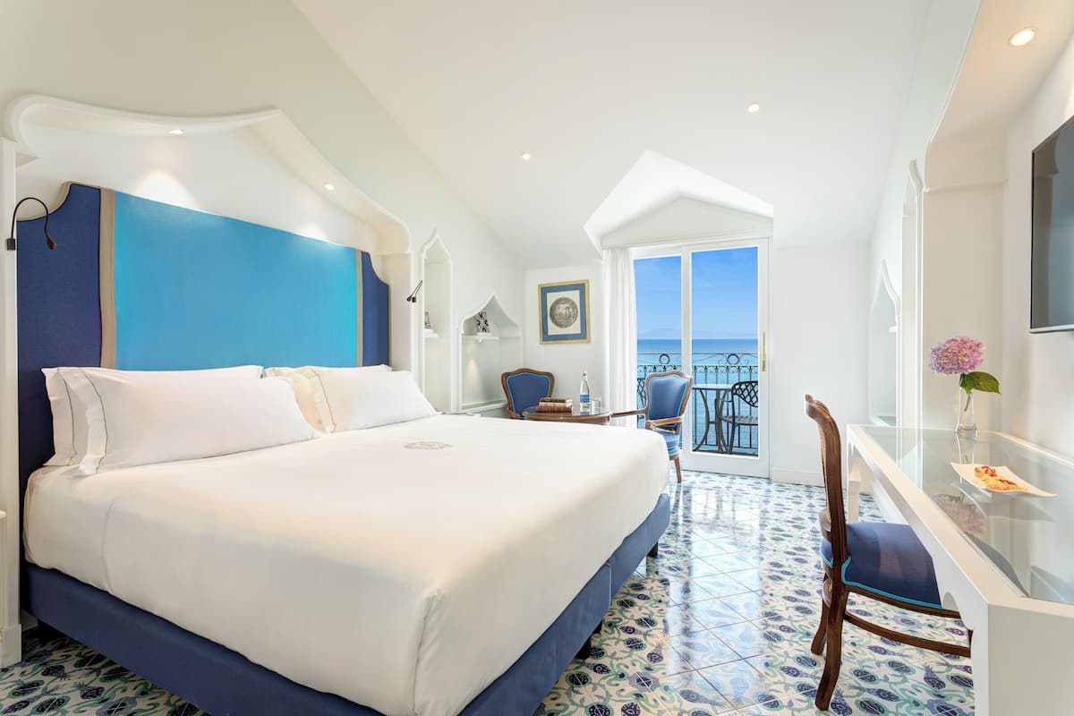 Panorama kamer, 1 twee- of 2 eenpersoonsbedden, balkon, uitzicht op zee | 1 slaapkamer, hypoallergeen beddengoed, een minibar
