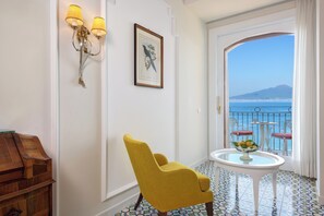 Suite, Balcony, Sea View (Vesuvio) | Peralatan tempat tidur hipoalergenik, bar mini, peti besi dalam bilik 
