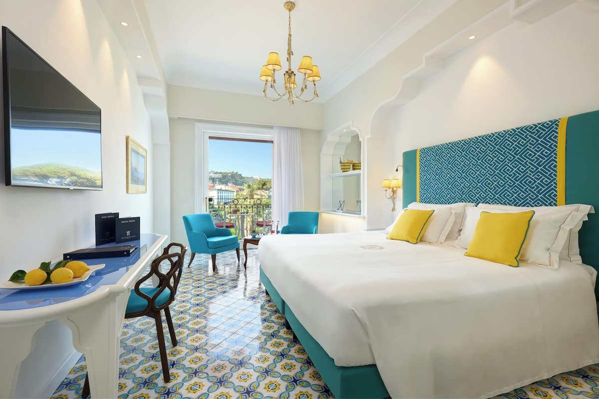 Deluxe kamer, 1 twee- of 2 eenpersoonsbedden, balkon, gedeeltelijk uitzicht op zee | 1 slaapkamer, hypoallergeen beddengoed, een minibar