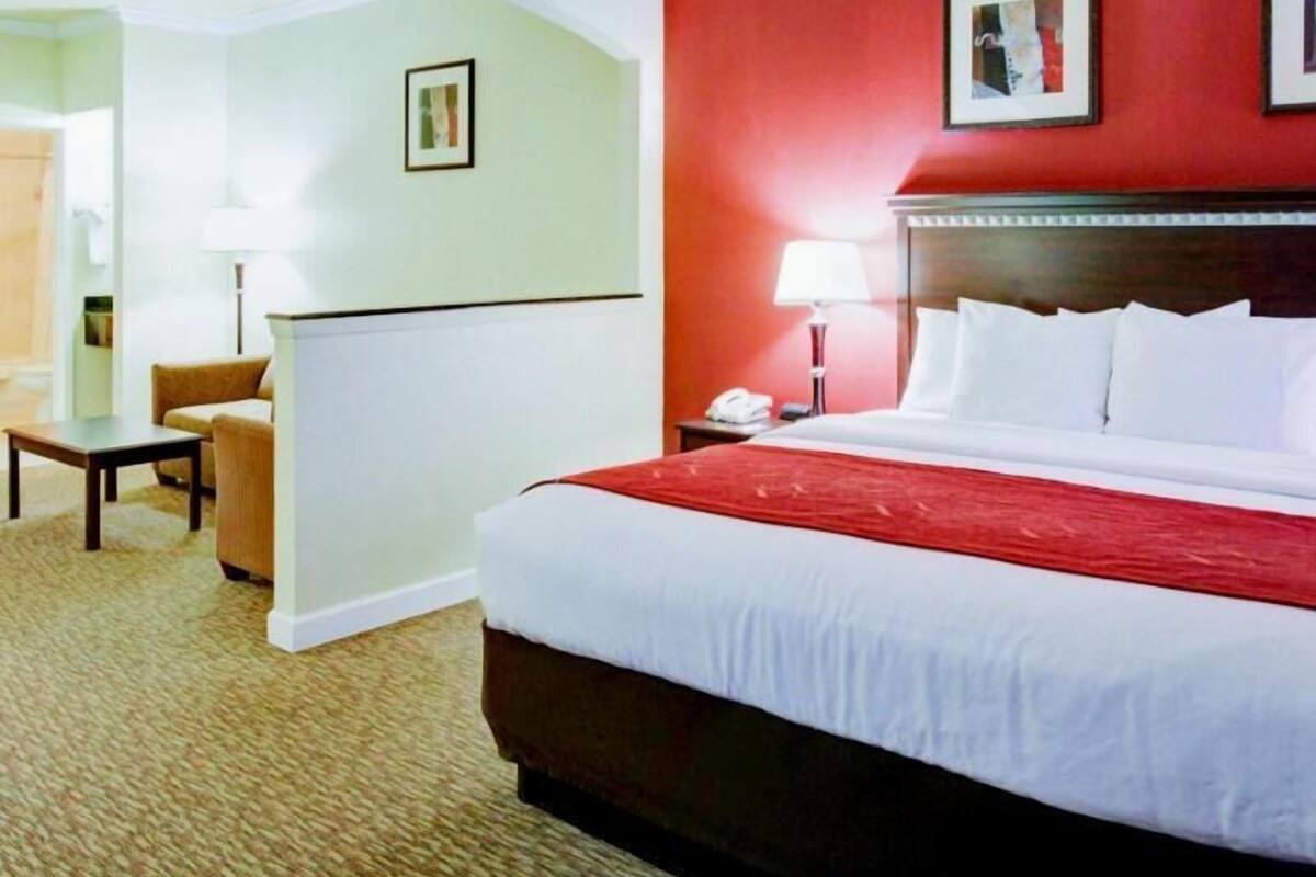 In-room safe, desk, iron/ironing board, free WiFi