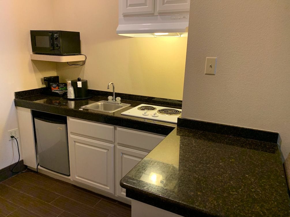 deluxe suite, 1 king bed, non smoking | in-room safe, desk, iron/ironing board, free wifi