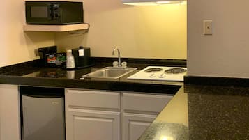 Deluxe Suite, 1 King Bed, Non Smoking | In-room safe, desk, iron/ironing board, free WiFi