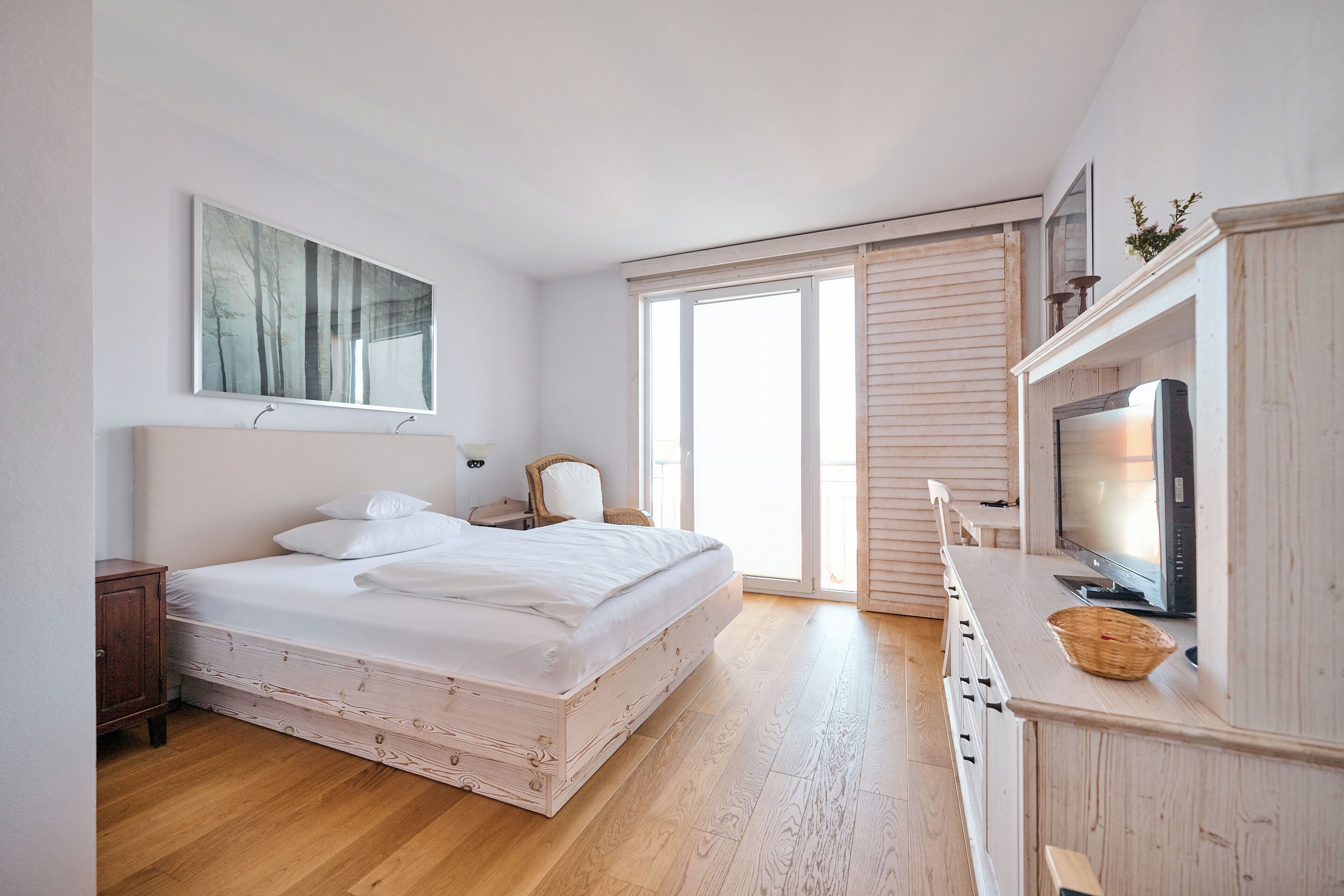 Hypo-allergenic bedding, minibar, in-room safe, desk