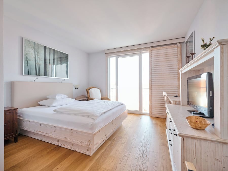 Hypo-allergenic bedding, minibar, in-room safe, desk