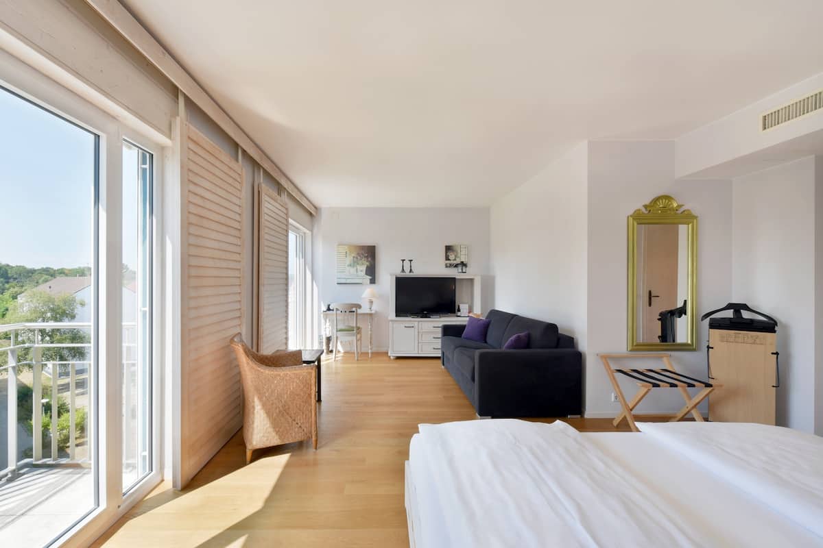 Ropa de cama hipoalergénica y minibar