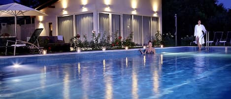 Una piscina al aire libre de temporada