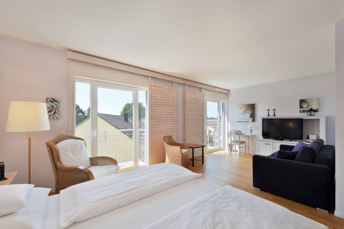 junior double room | hypo-allergenic bedding, minibar, in-room safe, desk