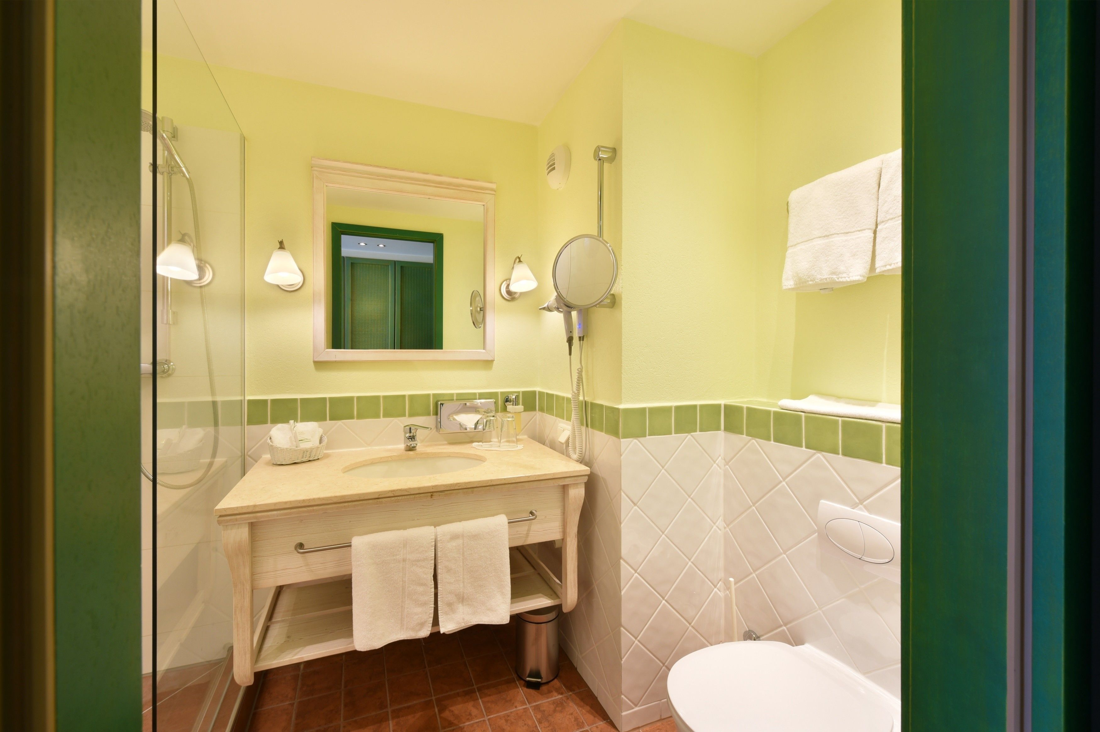 Ein Badezimmer mit Waschbecken, Spiegel und Toilette.