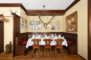 2 restauranter, der serverer morgenmad, frokost og aftensmad